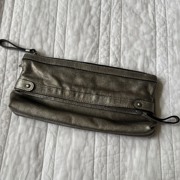 KENNETH COLE NEW YORK- GENUINE LEATHER WRISTLET/CLUTCH SILVER - Picture 10 of 13